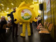 Die SVP-Sonne im Einsatz bei den Delegierten: In einer Wahlumfrage fordern fast die Hälfte der SVP-Wählenden mehr Engagement der SVP für den Klimaschutz. (Bild: KEYSTONE/GIAN EHRENZELLER)