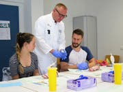 Oliver Tschalèr, Chefarzt Chirurgie, erklärt die Grundzüge der Nahttechnik. (Bild: PD, Altdorf, 25. Mai 2019)