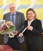 Justizdirektorin Heidi Z’graggen verabschiedet danke Landgerichtsvizepräsident Heinz Gisler für seine langjährige Arbeit. (Bild: PD)