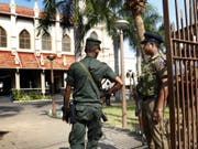 Grosse Sicherheitsvorkehrungen während der Messe in einer Kirche in Colombo nach den Anschlägen am Ostersonntag. (Bild: Keystone/EPA/M.A.PUSHPA KUMARA)