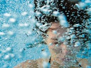 Wer es unter Wasser schafft, sich zu entspannen, braucht weniger Atem. Eine Erfahrung, die auch im Alltag hilft. Etwa bei Stress. (Bild: Getty)