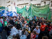 Die Demonstranten in Buenos Aires protestieren gegen die hohe Inflation, eine fallende Industrieproduktion, den Anstieg der Kosten öffentlicher Dienstleistungen sowie die hohe Arbeitslosigkeit. (Bild: KEYSTONE/EPA EFE/JUAN IGNACIO RONCORONI)