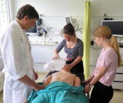 Unter der Anleitung von Stefan Lötscher, Chefarzt Anästhesie, konnten die verschiedenen Beatmungs- und Intubationstechniken ausprobiert werden. (Bild: PD, Altdorf, 25. Mai 2019)