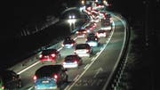 Stau vor dem Gotthard in Göschenen. (Bild: Webcam, 23 Uhr)