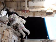 Archivbild eines ISS-Ausseneinsatzes. Dieses Mal mussten zwei Kosmonauten unter anderem die Glasscheiben an den Lichtluken reinigen. (Bild: Keystone/EPA/NASA T.V./HANDOUT)