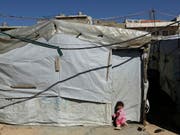 Syrisches Kind in einem Flüchtlingslager des UNHCR im Libanon. Die Schweiz nimmt weiterhin Gruppen von besonders verletzlichen Flüchtlingen auf. (Bild: KEYSTONE/AP/HASSAN AMMAR)