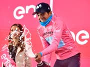 Giro-Leader Richard Carapaz kann eine weitere Champagner-Flasche öffnen (Bild: KEYSTONE/AP ANSA/ALESSANDRO DI MEO)