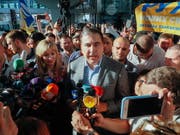 Der ehemalige georgische Präsident Michail Saakaschwili wurde am Flughafen von Kiew von Dutzenden Anhängern empfangen. (Bild: KEYSTONE/EPA/SERGEY DOLZHENKO)