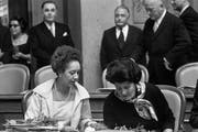 Tilo Frey (l.) und Liselotte Spreng von der FDP gehörten 1971 zu den ersten Frauen, die den Sprung in den Nationalrat schafften. (Bild: Keystone)
