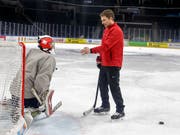 Peter Mettler (rechts) ist neuer Goalie-Trainer im HC Davos (Bild: KEYSTONE/SALVATORE DI NOLFI)