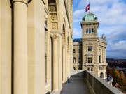 Angestellte des Bundes können mögliche Missstände in der Bundesverwaltung der Eidgenössischen Finanzkontrolle melden. Immer mehr machen davon Gebrauch: Die Zahl der Whistleblower-Meldungen steigt an. (Bild: KEYSTONE/PETER KLAUNZER)