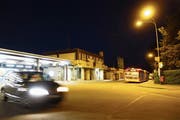 Das Bahnhofareal von Muri ist weder bei Tag noch bei Nacht einladend. (Bild: Eddy Schambron)