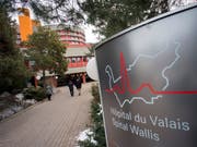 Eine Blutprobe soll zeigen, ob sich noch mehr Personen mit dem Tuberkulose-Erreger angesteckt haben. (Bild: KEYSTONE/OLIVIER MAIRE)