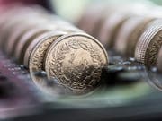 Die Konsumentenpreise sind im April um 0,2 Prozent gestiegen - Jahresteuerung bei 0,7 Prozent. (Bild: KEYSTONE/CHRISTIAN BEUTLER)
