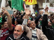 Zum letzten Mal vor dem Ramadan sind wieder Tausende in Algier auf die Strasse gegangen. (Bild: KEYSTONE/EPA/MOHAMED MESSARA)