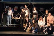 Locker, fröhlich und trotzdem konzentriert: Schülerinnen und Schüler während einer Probe für die Musicalaufführung. (Bild: Barbara Hettich)