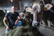 Matthias Sempach fühlt sich in seinem Hof oberhalb von Entlebuch sichtlich wohl. (Bilder: Boris Bürgisser, 5. April 2019)