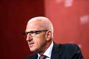 Pierin Vincenz, der Ex-CEO von Raiffeisen, sperrt sich gegen die Entsiegelung von Beweismaterial. (Bild: Matthew Lloyd/Bloomberg, Bern, 29. Juni 2015)