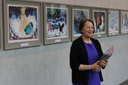 Lässt Bilder sprechen: Elisabeth Sailer-Weiss stellt das neue Buch «Goldi, Wolkenpicker und Schlarpi» vor.