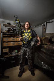 Den Helm hat Ramon Weibel in einem Keller gefunden, die Railgun hat er gebaut. (Bild: Benjamin Manser)