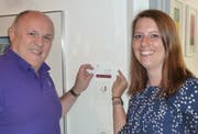 Armin Jungi und Sabrina Gohl wechseln das Namensschild zum Büro des Stadtschreibers aus. (Bild: PD)