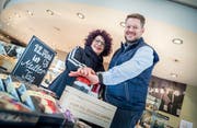 Lorena und Roger Mohn mit dem Buzzer, der jedem 125. Kunden einen Gratiseinkauf ermöglicht. (Bild: Andrea Stalder)