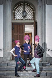 Por más derechos de las mujeres en la Iglesia Católica (de izquierda a derecha): Heidi Behringer-Bachmann de la Federación de Mujeres Católicas de Aargau, Vroni Peterhans de la Federación de Mujeres Católicas de Suiza y Andrea Birke del Comité de Huelga de Aargau. (Imagen: Pío Amrein, 3 de mayo de 2019)