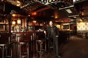 Elias Fuchs sitzt an der Bar im «Bruch Brothers». (Bild: PD/Mad Lane Fotographie)