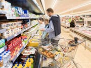 Die Konsumentenstimmung in der Schweiz hat sich im April leicht verschlechtert. (Bild: KEYSTONE/CHRISTIAN BEUTLER)