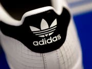 Adidas trotz verhaltenen Jahresstarts mit Gewinnsprung. (Bild: KEYSTONE/AP/MATTHIAS SCHRADER)