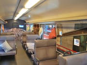 Kunstwerk statt Fenster: Die Matterhorn Gotthard Bahn hat einen Wagen zur rollenden Ausstellung umfunktioniert. (Bild: Matterhorn Gotthard Bahn)