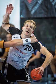 In Bedrängnis: Fortitudo Gossau mit Lucius Graf. (Bild: Michel Canonica)
