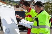 Offiziersanwärter Marco von Glutz und Pius Würsch zeichnen eine Unfalsituation auf, die sie beim Schulhaus angetroffen haben.(Bilder: Edi Ettlin, Ennetbürgen, 2. Mai 2019)