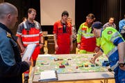 Am Modell analysieren die Offiziersanwärter zusammen mit Klassenlehrer Meck Zurfluh eine komplexe Unfallsituation.