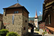 Im Tellmuseum (links) treffen bei der Saisoneröffnung Wilhelm Tell und Till Eulenspiegel aufeinander. (Bild: PD)