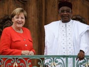 Die deutsche Kanzlerin Angela Merkel hat dem nigrischen Präsidenten Mahamadou Issoufou zugesagt, mit zusätzlichen Finanzspritzen für Sicherheit, Gesundheit und Entwicklung dabei zu helfen, dass Niger nicht in Gewalt und Instabilität abrutscht. (Bild: KEYSTONE/EPA/CLEMENS BILAN)