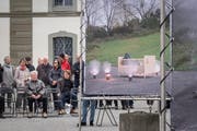 Billboards am See: Das neue Projekt des Vereins Kulturfrühling Rorschach. Erste Ausgabe mit Arbeiten von Roman Signer, welcher an der Vernissage mit Schirm anwesend ist.