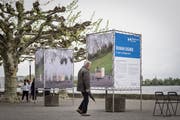 Roman Signer betrachtet seine Werke. Billboards am See: Das neue Projekt des Vereins Kulturfrühling Rorschach. Erste Ausgabe mit Arbeiten von Roman Signer, welcher an der Vernissage mit Schirm anwesend ist.
