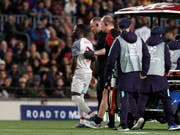 Naby Keita wird von Liverpools Ärzteteam vom Platz geführt (Bild: KEYSTONE/AP/JOAN MONFORT)