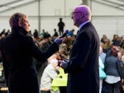 Hugo Kurz, Gross Sire der Odd Fellows Schweiz, spricht an der Seite von Moderatorin Catherine Thommen am Festakt in Bern. (Bild: KEYSTONE/ANTHONY ANEX)