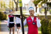 Roman Röösli (SC Sempach) in der Kategorie Doppelzweier Männer auf dem Weg zum See beim Ruderzentrum Sarnen. (Bild: Philipp Schmidli, Sarnen, 2. Mai 2019)