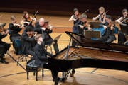 Der Pianist Jan Lisiecki mit den Festival Strings Lucerne im KKL. Bild: Fabrice Umiglia (Luzern, 2. Mai 2019)
