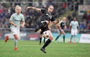 Frankfurt-Stürmerin Géraldine Reuteler (am Ball) im Spiel gegen Bayern München. (Bild: Peter Hartenfelser/Imago Images, Frankfurt am Main, 3. Mai)