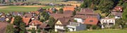 Blick auf das Dorf Kottwil mit dem Schulhaus im Vordergrund. (Bild: PD)