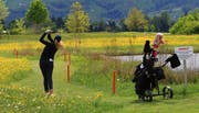 Rachel Rossel (Matten bei Interlaken) spielt abseits des Fairways und muss sich nun aus einer misslichen Lage befreien. (Bild: Robert Kucera)