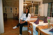 Gastgeberin Katja Fuchs in der heimeligen Gaststube im ersten Stock. (Bild: Bilder: Karin Erni)