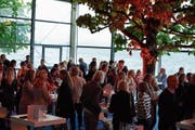 Die Gäste des Soirée-Opening geniessen das Stehdinner im Genuss-Pavillon am See, unterhalb der Rössliwiese. (Bild: PD (Zug, 2. Mai 2019))