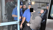 Mörder Tobi B. (2011) auf dem Weg ins Bezirksgericht. Als Minderjähriger vergewaltigte, strangulierte und tötete er in Aarau eine Prostituierte. (Bild: zvg)