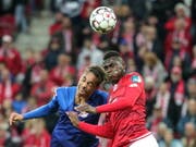Yussuf Poulsen (links) im Luftduell mit dem Mainzer Moussa Niakhaté (Bild: KEYSTONE/EPA/ARMANDO BABANI)
