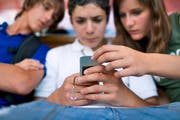 Nötigung, Drohung oder Erpressung im Internet oder über Soziale Medien wird von der Polizei von Amtes wegen in jedem Fall verfolgt. (Bild Martin Rütschi/Keystone)